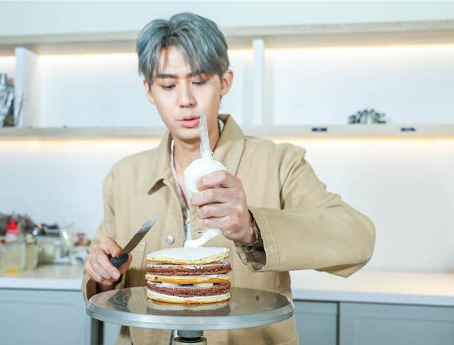 李玉璽認真抹蛋糕奶油，有模有樣。（粘耿豪攝）