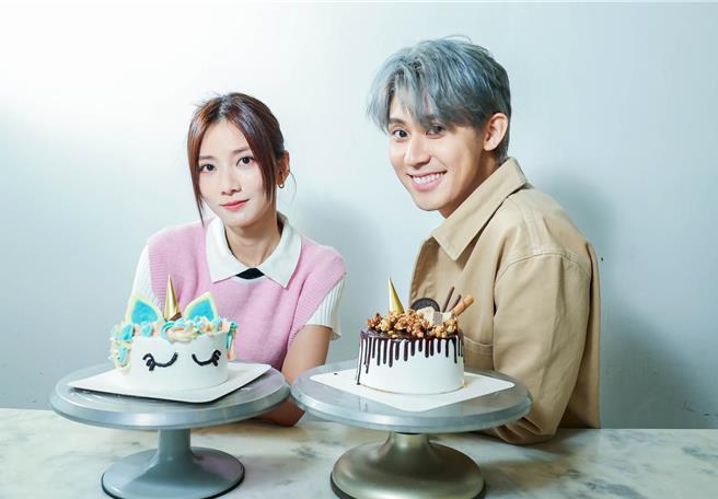 李玉璽（右）製作香蕉巧克力蛋糕、蔡黃汝則是製作獨角獸蛋糕。（粘耿豪攝）