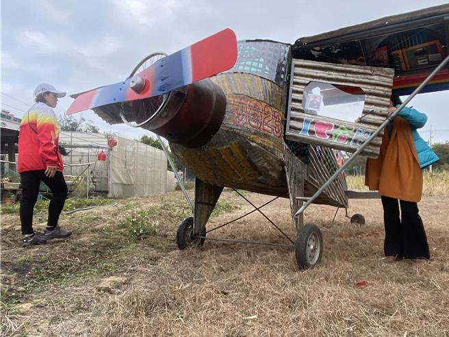 金门艺术家蔡显国在自家菜园，以再回收的材料，亲手打造一架编号0823的飞机装置，机首还有会旋转的螺旋桨，机舱内放置数十张金门当地怀旧老照片，举办装置暨影像展，藉此向金门土地致敬。（蔡显国提供）