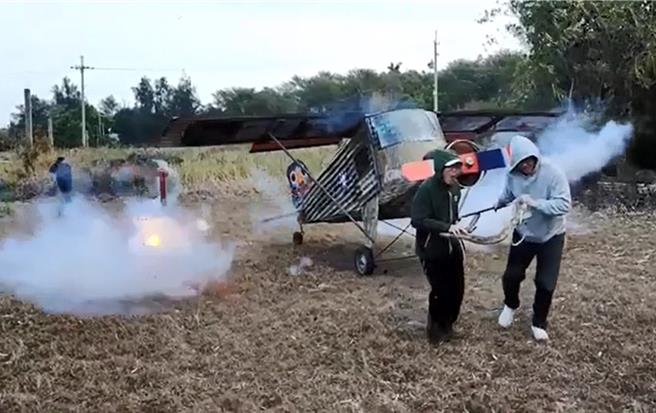 飞机原本计画以牛只拉到展示场，但牛怕会转动螺旋桨，最后改由人力拉动，并燃放鞭炮讨吉利。（蔡显国提供）