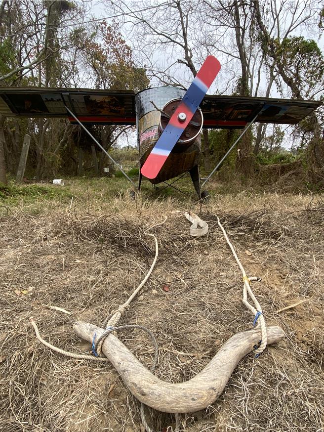 飞机原本计画以牛只拉到展示场，所以绳索前端装上一个牛轭。（蔡显国提供）