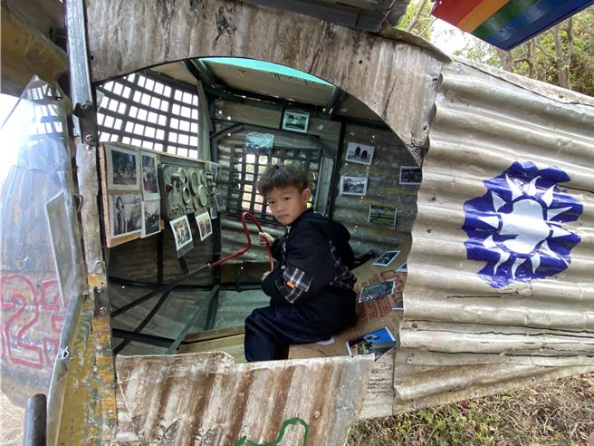 机舱内可以坐人，并展示许多金门老照片。（蔡显国提供）