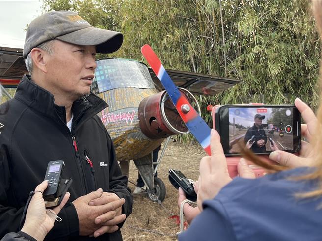 金门艺术家蔡显国在他打造的飞机装置前，说明这次装置暨影像展的理念。（蔡显国提供）