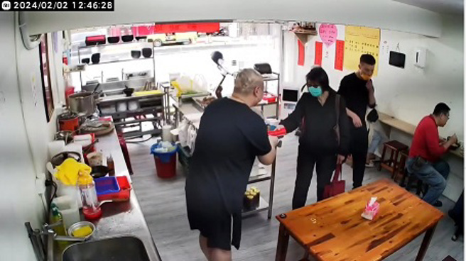 国民党台北市议员锺沛君分享一段影片表示 ，文山区一间麵馆出现一位戴着墨镜、口罩的女性，亲自送上卷好的春联，接着潇洒的挥挥手便转身离开。仔细一看 ，原来是前总统马英九夫人周美青。(截自锺沛君粉专)