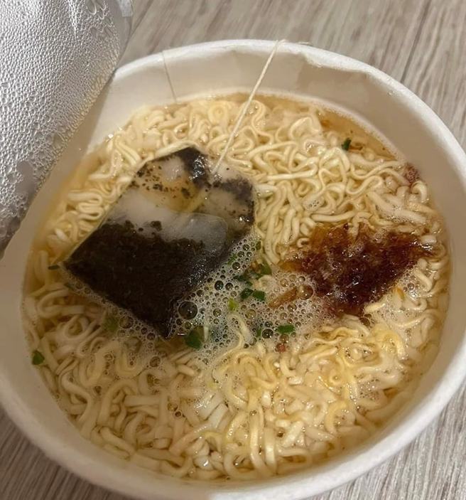 原PO在統一肉燥麵中加了茶包，幫助去油解膩還飄香。（翻攝廚藝公社臉書）