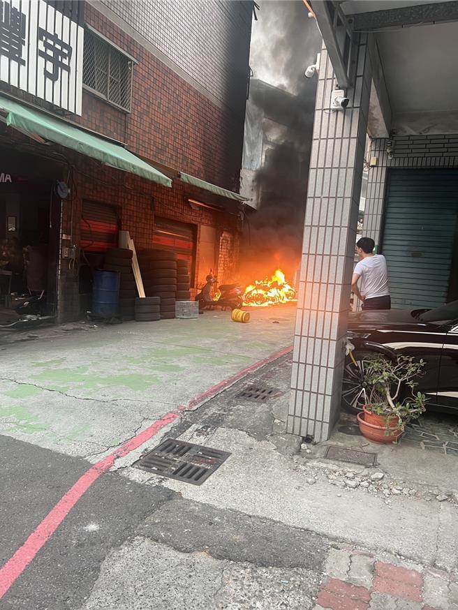 31年老机车突自燃。（高市三民二分局提供／杨舒婷高雄传真）