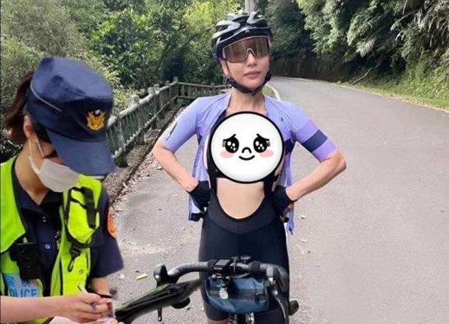 女车友「无罩驾驶」被开单，超辣照片引起网友讨论。（图／翻摄自爆废公社二馆）