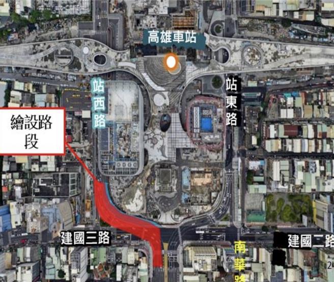 為強化高雄車站站西路車道辨識度與路口行車秩序，高雄市政府工務局訂於2月3日、4日（周六、日）夜間22時至隔日7時，管制站西路南段車道進行彩色舖面繪設工程。（高市警交通大隊提供／楊舒婷高雄傳真）