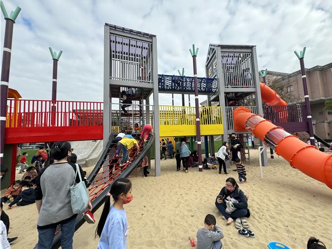 仁德特色游戏场今天启用，前100名抢到优先体验的家长直呼「比五月天的票还难抢」。（曹婷婷摄）