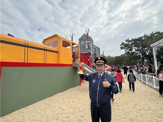 黄伟哲化身列车长开箱仁德特色游戏场。（曹婷婷摄）