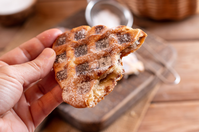 韩国咖啡厅和超商陆续推出各种「扁可颂」商品，这股风潮很快就吹进台湾，且一推出迅速在IG成为热门话题。《网路温度计》一次将台湾「扁可颂」店家整理好分享给大家。（图／Shutterstock）