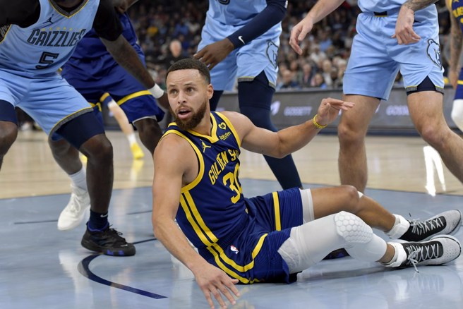 柯瑞坐在地板上质疑裁判为何没有响哨。(美联社)