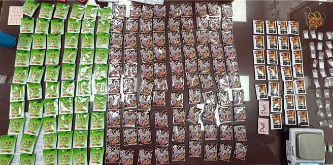 保安大隊特勤中隊雷虎警組執行線上巡邏勤務時，查獲陳姓男子車上藏有大量毒咖啡包，現場清點出226包、近千公克。（保大提供／袁庭堯高雄傳真）