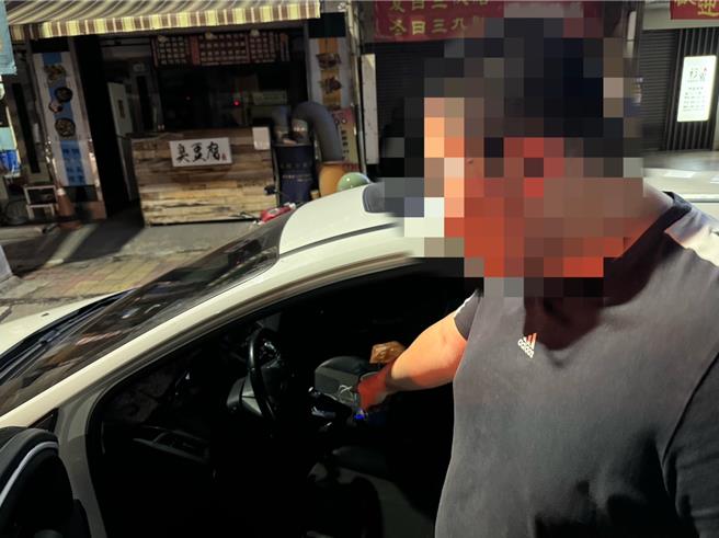 陳男坦承壓力大，才從網路上購買大量毒咖啡包自用，警方訊後依毒品危害防制條例罪嫌移送高雄地檢署偵辦。（保大提供／袁庭堯高雄傳真）