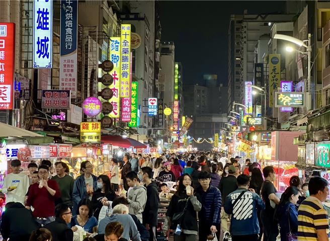 红髮艾德（Ed Sheeran）3日于高雄世运主场馆开唱，高市府同步推出「2024商圈夜市优惠券」，高雄多处商圈夜市涌入人潮。（高市府经发局提供／洪浩轩高雄传真）