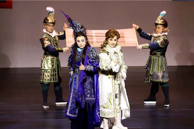 双歌仔戏名角同台飙戏，饰演海贼王郑芝龙的孙翠凤，遇上扮演荷兰人的唐美云，两人在剧中针锋相对，各有各的气魄和勇气，将在大型户外歌仔音乐剧《1624》登场。（文化部提供／李欣恬台北传真）