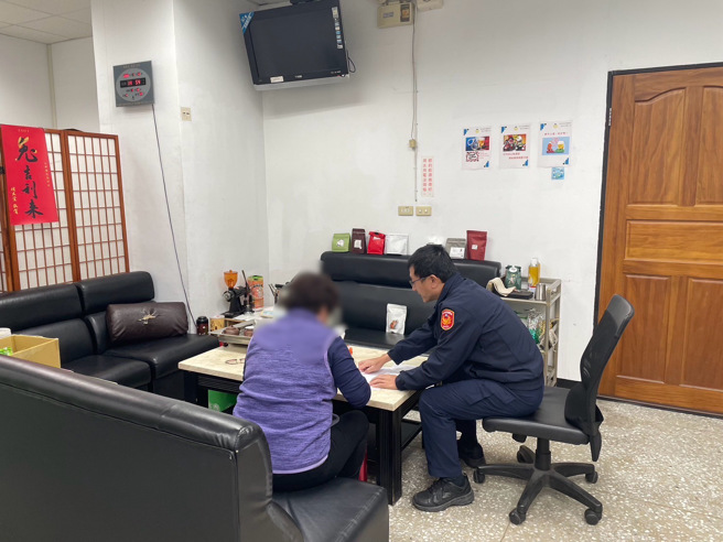 员警佐王圣杰在比对失踪人口及无名尸资料，发现一笔资料疑似与102年间失踪的黎姓男子特徵相符。（图 / 刘咏韵翻摄）