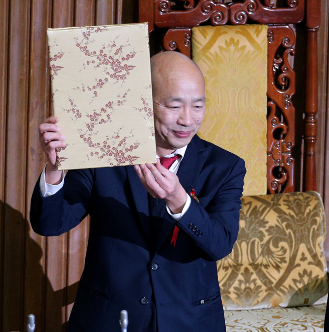 國民黨立委韓國瑜當選立法院長，並上主席台接受當選證書。（資料照,黃世麒攝）