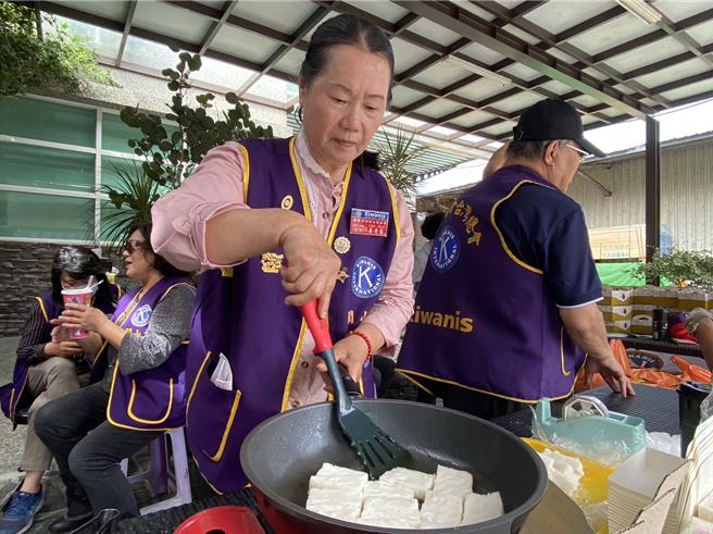 把握年节前夕最后周休，关山国际同济会、台东市同济会今天在台东捐血站举办募血活动。（读者提供／蔡旻妤台东传真）