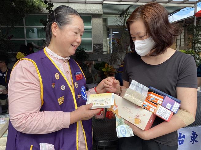 把握年节前夕最后周休，关山国际同济会、台东市同济会今天在台东捐血站举办募血活动。（读者提供／蔡旻妤台东传真）