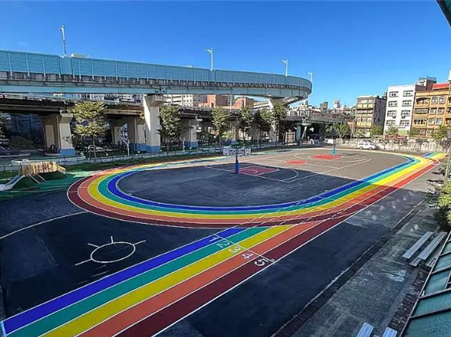 位於基隆市仁愛區的成功國小新建活動中心即將完工，於操場畫設的新彩虹跑道也鋪設完成，相當美麗，吸引不少民眾打卡合影。（成功國小提供／徐佑昇基隆傳真）