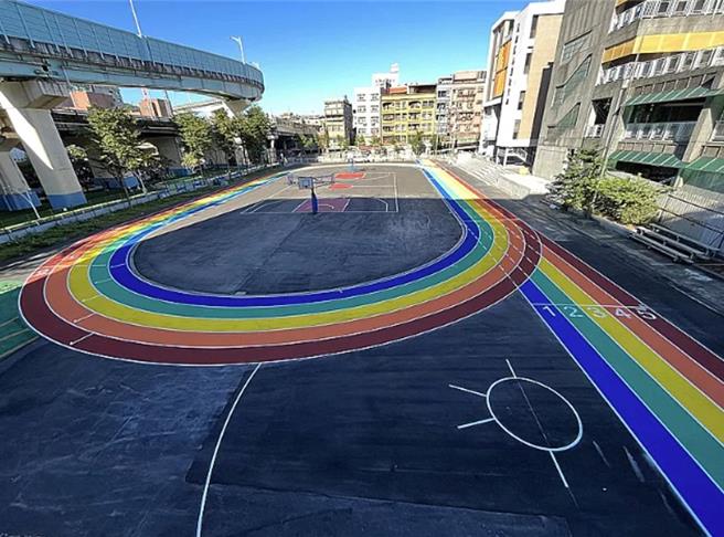 位於基隆市仁愛區的成功國小新建活動中心即將完工，於操場畫設的新彩虹跑道也鋪設完成，相當美麗，吸引不少民眾打卡合影。（成功國小提供／徐佑昇基隆傳真）