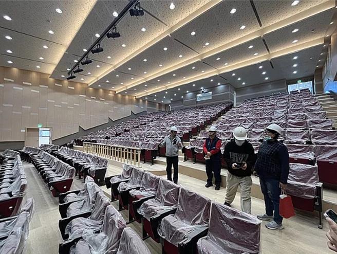 成功國小校長陳怡君表示，新建活動中心音樂廳可容納400人，有禮堂、羽球場、籃球場，以學校結合社區利用規畫，未來研議以租借方式提供使用。（成功國小提供／徐佑昇基隆傳真）