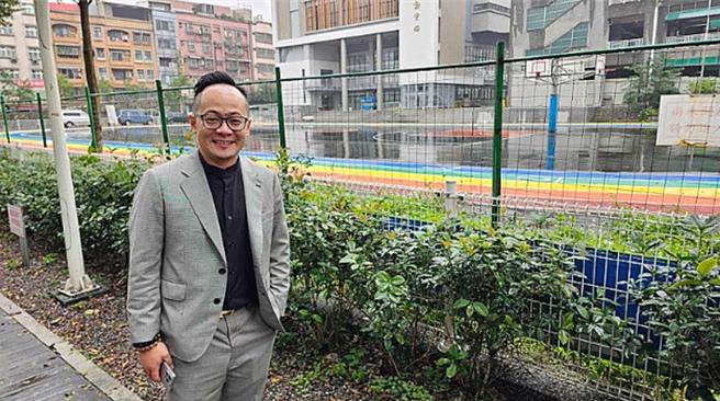 基隆市議長童子瑋表示，國民運動中心後方的小型公園用地處於閒置狀態很可惜，今年度區公所有整建為兒童遊戲場的規畫，希望在設計上能與成功國小呼應，滿足兒童遊憩需求，並串連陸橋下步行空間連貫成休憩走廊。（童子瑋辦公室提供／徐佑昇基隆傳真）