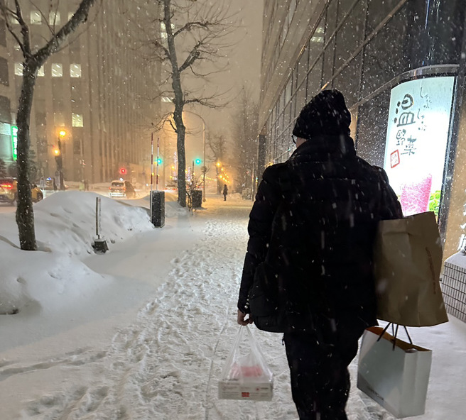 日本关东地区即将迎来大雪，图为台湾民眾前往北海道旅游，街道已雪景一片。（读者提供）