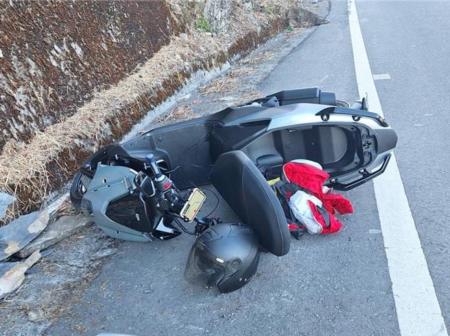 桃园市23岁许姓男子与友人3日上午看完日出美景下山，7点多行经台14甲线22.4K时，许男疑因精神不济左倾擦撞护栏，直接翻落近百米深谷，目前转送台中荣总救治中。（民眾提供／潘虹恩南投传真）