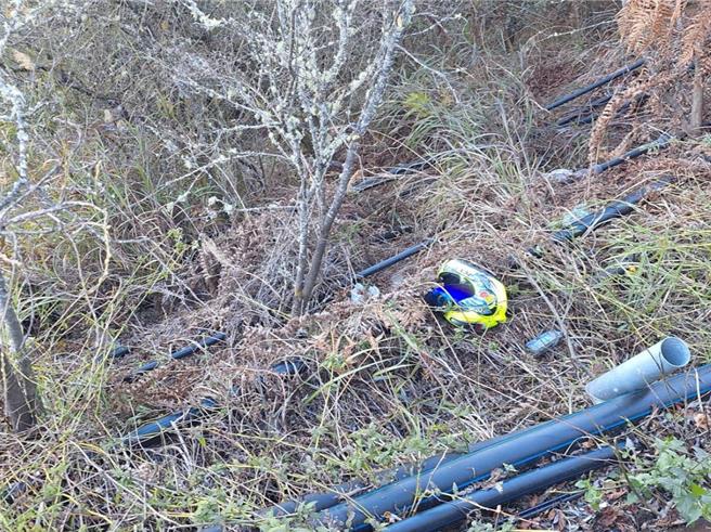桃园市23岁许姓男子与友人相揪2日晚间夜衝合欢山武岭观星、看日出美景，不料3日上午7点多下山行经台14甲线22.4K时，疑似精神不济左倾擦撞护栏，直接翻落近百米深谷，转送台中荣总救治中。（民眾提供／潘虹恩南投传真）