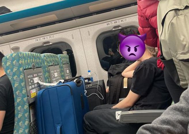 搭高铁自由座，惊见乘客拿包包和行李占位，引起网友讨论。（图／翻摄自爆料公社）