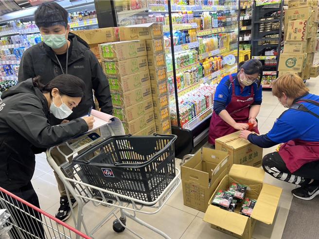 苗栗縣衛生局2日赴全聯福利中心下架信功實業含瘦肉精豬肉產品8個品項622件。（苗栗縣政府衛生局提供／謝明俊苗栗傳真）