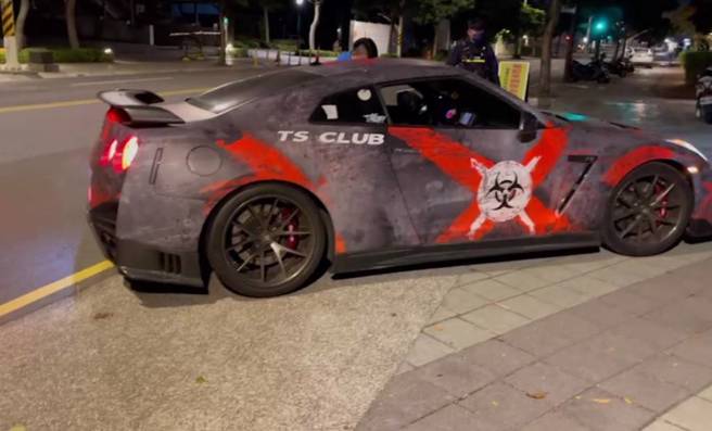 「東瀛戰神」測得121分貝（標準95分貝），超標26分貝，當場噴飛3600元罰鍰。（翻攝畫面）