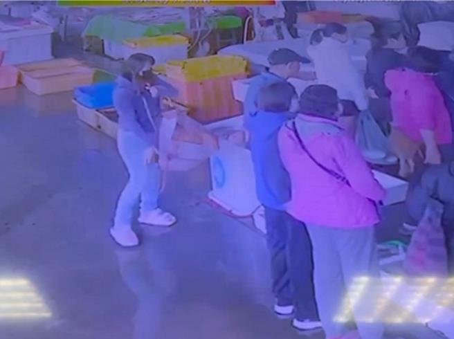 彰化縣線西鄉塭仔漁港2日傳出竊案，警方透過監視器畫面鎖定涉案女竊賊（左）。（彰化縣議員賴清美提供／孫英哲彰化傳真）