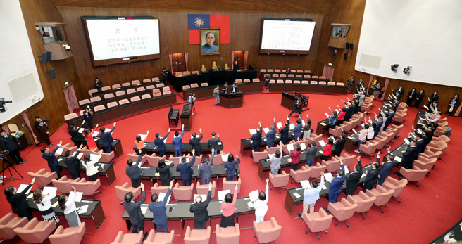 立法院第11届立委本月1日报到，朝野共113席立委高举右手，宣读誓词后正式就职。（资料照,黄世麒摄）