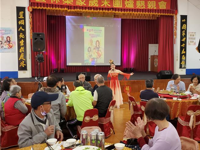 孙贺演唱情人桥。（周丽兰摄）