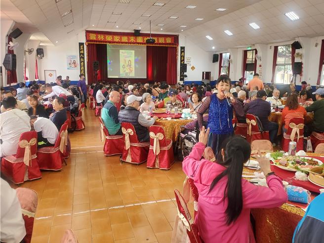 小辣椒担任主持及演唱。（周丽兰摄）