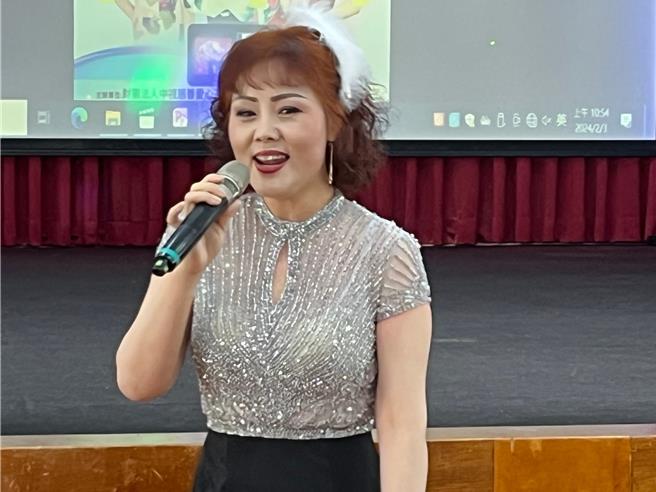 艺人刘洋演唱邓丽君组曲。（周丽兰摄）