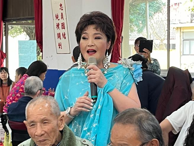 艺人康雅岚演唱意难忘。（周丽兰摄）