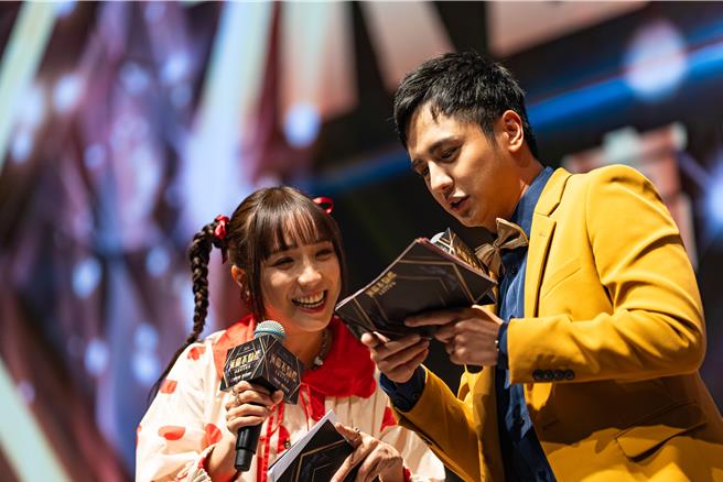 梁舒涵（左）与《女力报到》中的老公曾子余2日一同主持尾牙。（宽宽整合行销提供）