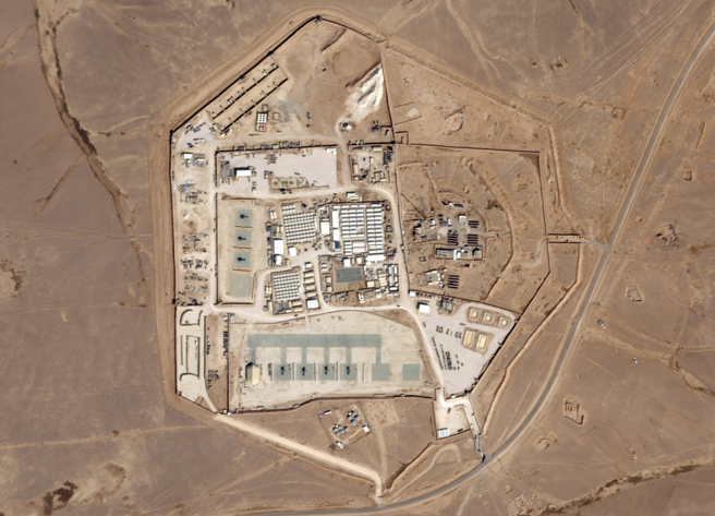 驻约旦美军1月28日在靠近叙利亚边境遭无人机攻击，而美国星球实验室PBC（Planet Labs PBC）的卫星影像显示，名为「22 号塔」（Tower 22）的遇袭军事基地。（美联社）