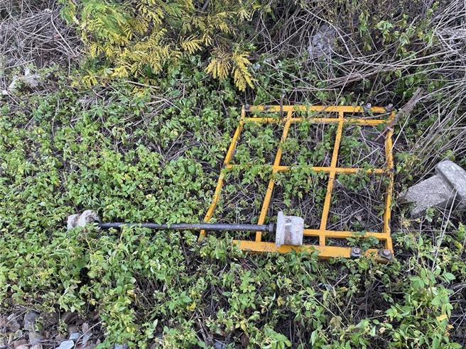 台铁1列区间车去年5月9日清晨行经嘉义至南靖间东正线时，撞到遗留在轨道上一辆平台车，警方在现场找到平台车残体。（翻摄照片／崔正纲高雄传真）