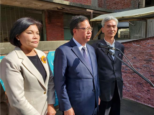 鄭文燦（中）3日受訪表示，「 最重要的工作是眼前的工作」。（周麗蘭攝）