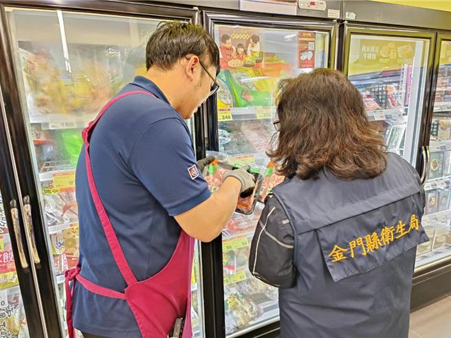 金門縣衛生局今日緊急派員查察縣內3家全聯門市、家樂福及鈞統賣場等食品販售業者，經查皆未有進貨及販售該同批號之產品，問題肉品未流入金門。(圖／民眾提供)