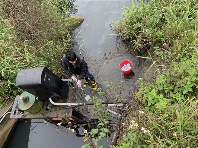 桃园观音富林溪爆发废水污染事件，环保局稽查发现是观音工业区雨水道排水异常所致。（环保局提供／蔡明亘桃园传真）