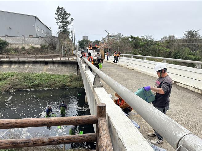 桃园观音富林溪爆发废水污染事件，环保局稽查发现是观音工业区雨水道排水异常所致。（环保局提供／蔡明亘桃园传真）
