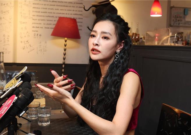 王思佳对于各种风波都侃侃而谈。（粘耿豪摄）