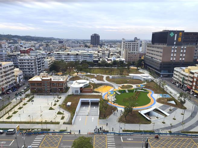 彰化市延平公园地下停车场有智慧科技的停车场，还有儿童游具游憩区、体健设施区、绿荫大草皮、多功能活动广场等主题空间，再以环区人行步道与公园步道串连，打造不分年龄、多功能、多面向的休憩空间。（民眾提供／孙英哲彰化传真）