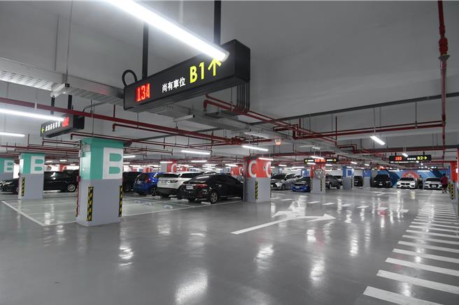 彰化市延平公园地下停车场可提供302席小型车停车位，平面层提供268席机车停车位，导入智慧化停管系统及绿建筑设计。（孙英哲摄）